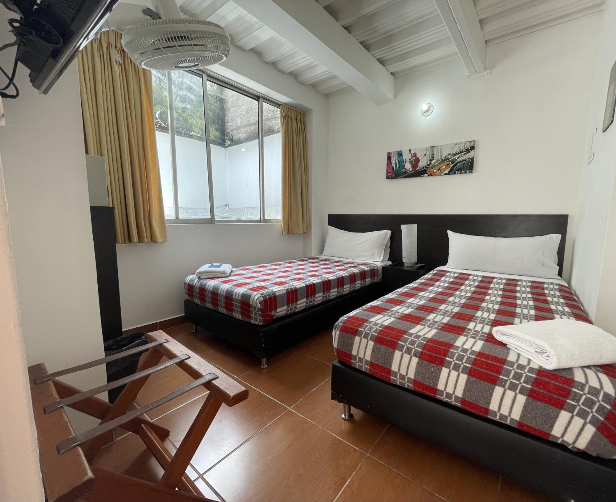Hostal Lleras Calle 8 เมเดยิน ภายนอก รูปภาพ