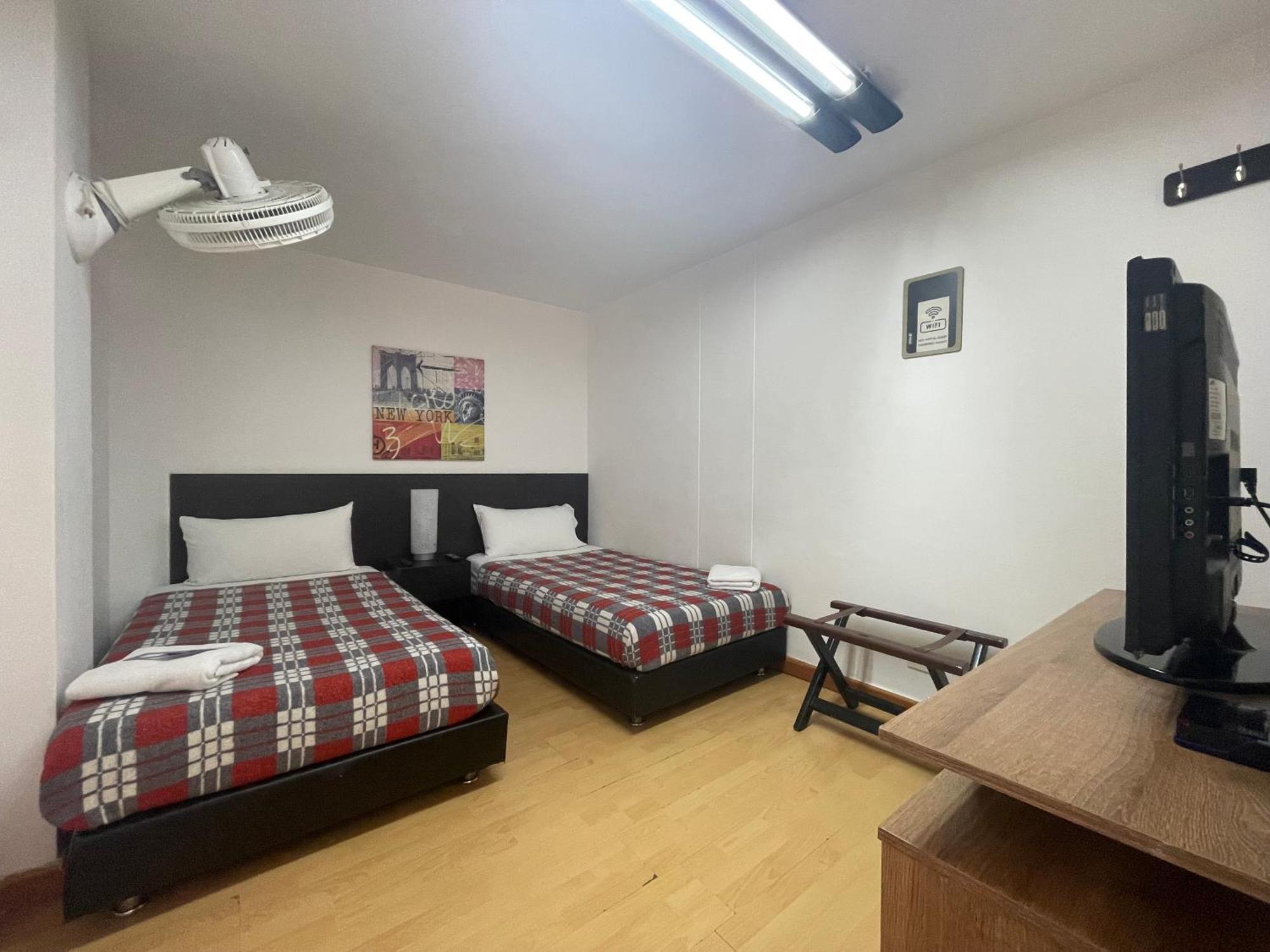 Hostal Lleras Calle 8 เมเดยิน ภายนอก รูปภาพ