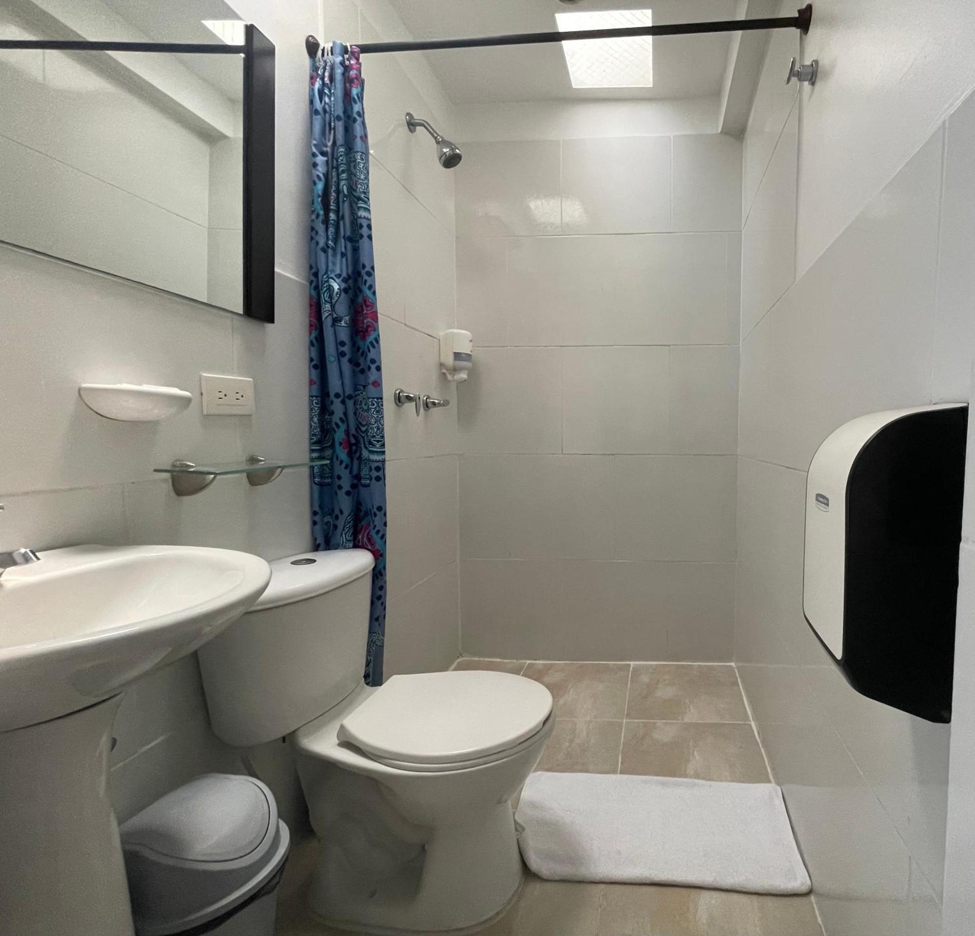 Hostal Lleras Calle 8 เมเดยิน ภายนอก รูปภาพ