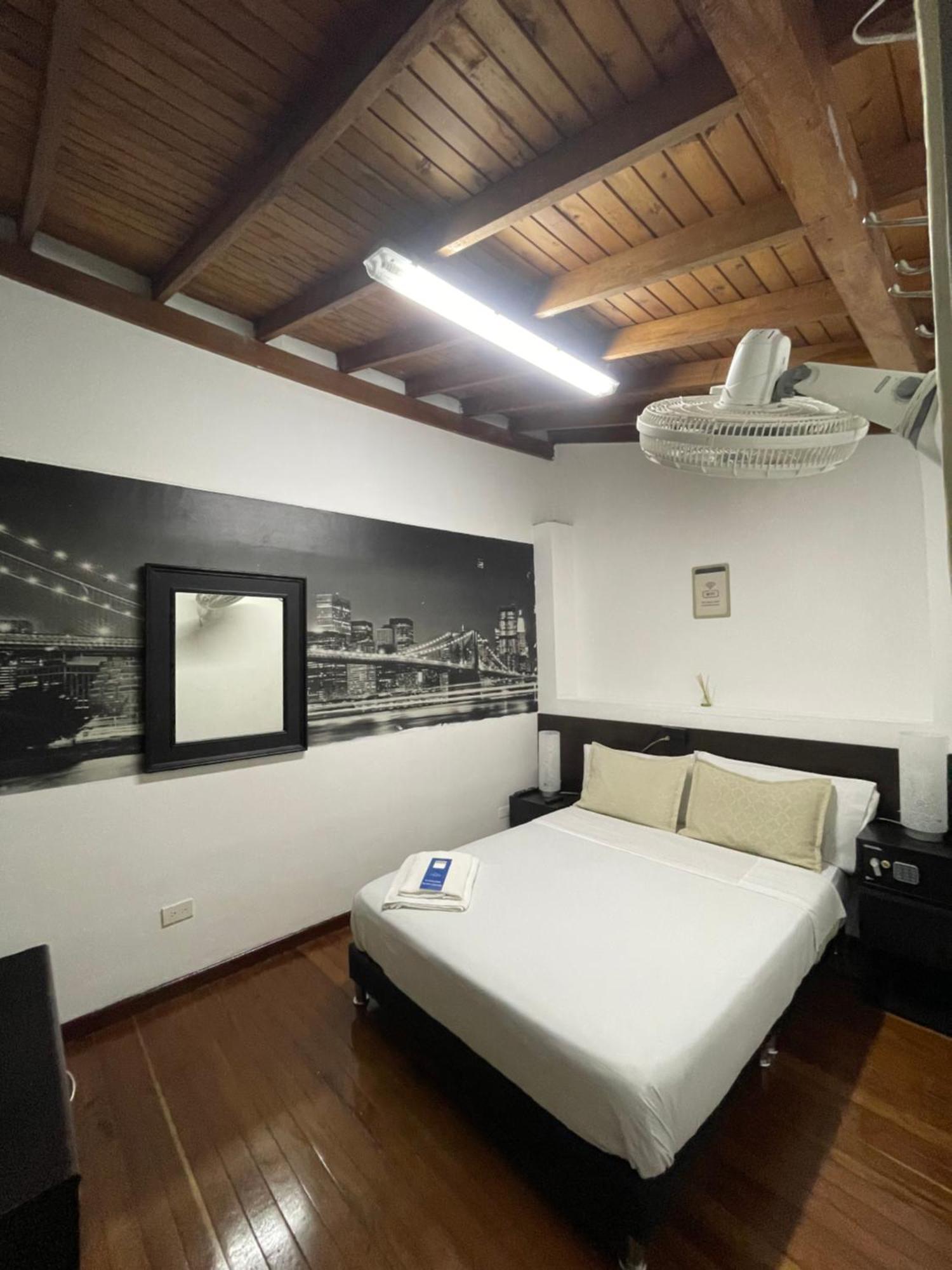 Hostal Lleras Calle 8 เมเดยิน ภายนอก รูปภาพ