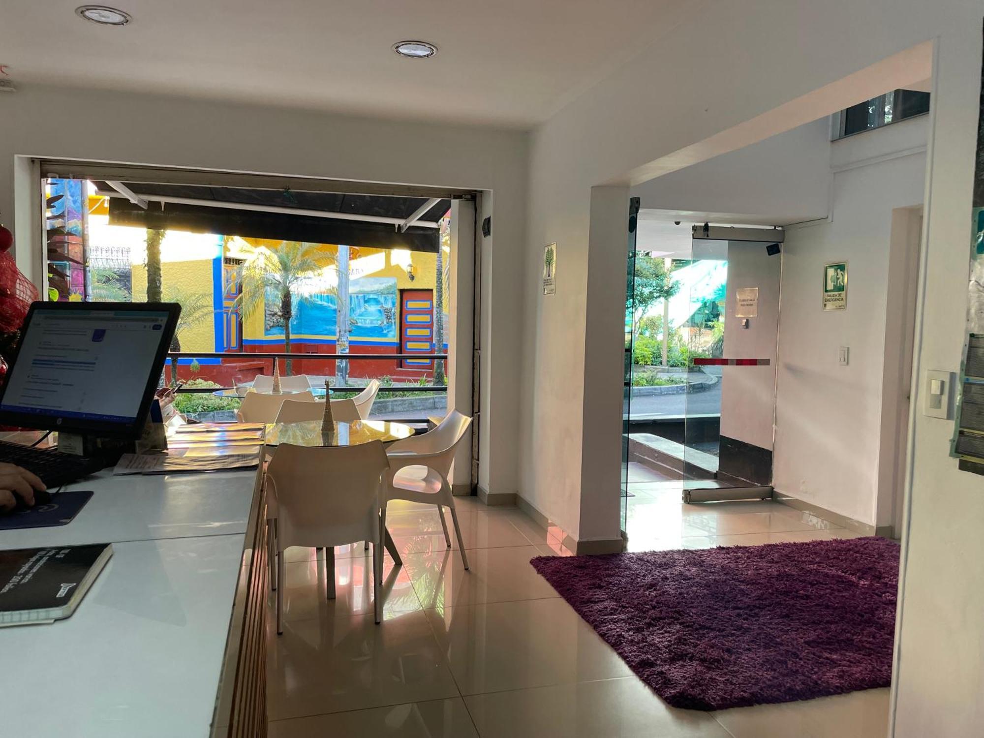Hostal Lleras Calle 8 เมเดยิน ภายนอก รูปภาพ